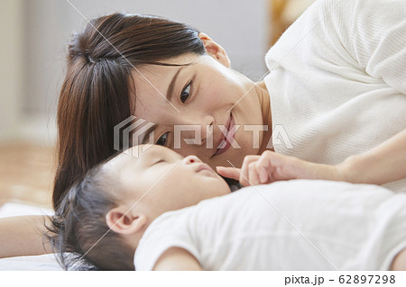 赤ちゃんと母親 62897298