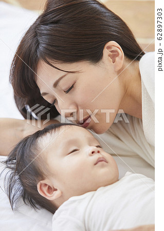 赤ちゃんと母親 62897303