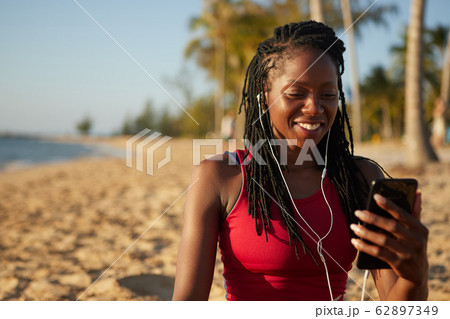 Sportswoman video calling her trainer 62897349