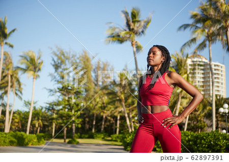 Fit woman doing lunges Fit woman doing lunges 62897391