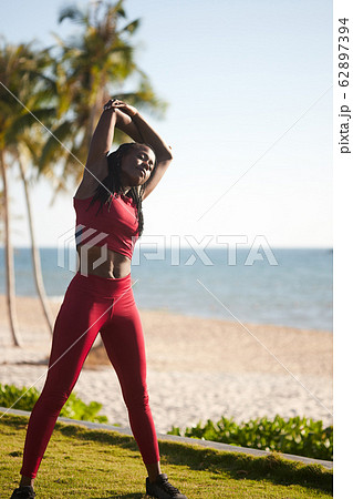 Fit woman warming up 62897394