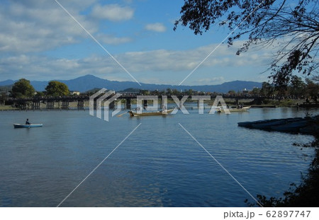 京都の渡月橋と大堰川 62897747