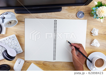 Hand business man write on empty white paper note 62898423