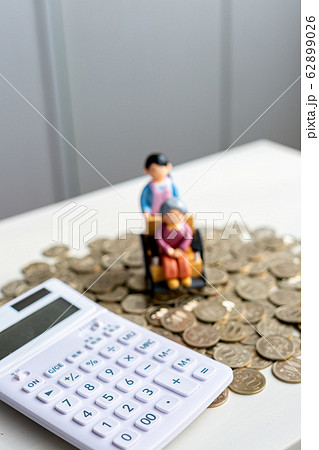 500円玉　イメージ　人形　老後 62899026