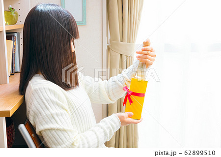お酒を持つ女性 ギフト ラッピング お酒を持つ女性 ギフト ラッピング 62899510