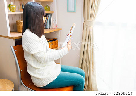 御札を持つ女性　祈願　厄祓い　七五三　商売繁盛　初宮参りなど 62899514