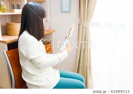 御札を持つ女性　祈願　厄祓い　七五三　商売繁盛　初宮参りなど 62899515