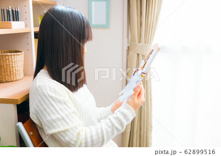 御札を持つ女性　祈願　厄祓い　七五三　商売繁盛　初宮参りなど 62899516