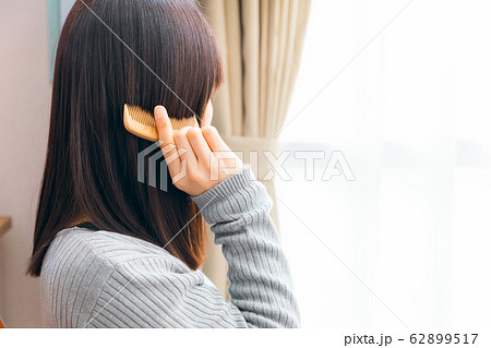 髪をとかす女性　つげ櫛 62899517