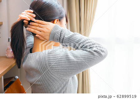 髪をまとめる女性 準備 ポニーテールの写真素材