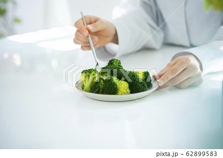 ブロッコリー　野菜　食事　フォーク　糖質制限　ダイエット 62899583