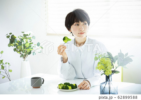 女性　ブロッコリー　野菜　食事　フォーク　糖質制限　ダイエット 62899588
