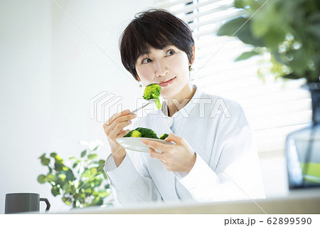 女性　ブロッコリー　野菜　食事　フォーク　糖質制限　ダイエット 62899590