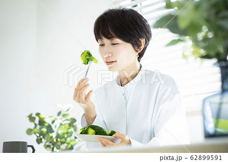 女性　ブロッコリー　野菜　食事　フォーク　糖質制限　ダイエット 62899591