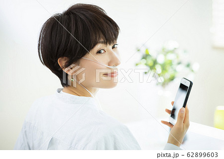 女性　水素　水素ガス吸入　吸入チューブ　スマホ　スマートフォン 62899603
