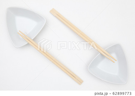 Top View Of White Empty Sushi Plates With Bamboo 62899773