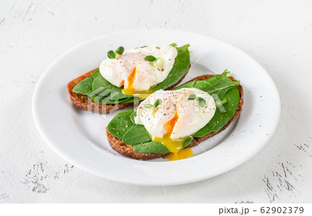 Sandwiches with spinach and poached egg 62902379
