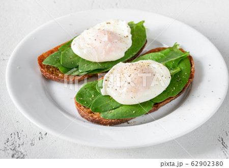 Sandwiches with spinach and poached egg 62902380