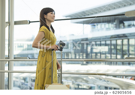 空港　通路　女性 62905656