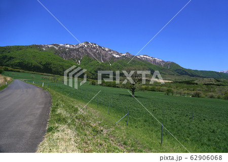 青空と春の禿岳 62906068