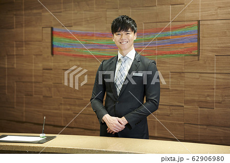 ホテル　ホテルマン　男性 62906980