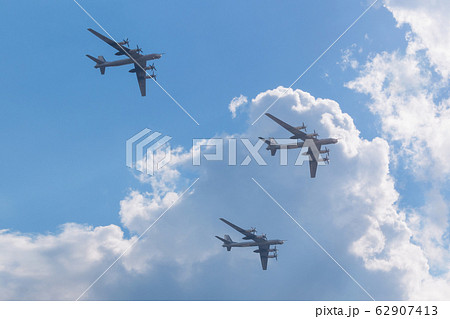 ツポレフ　Tu-95MS　ベアＨ　三機編隊 62907413
