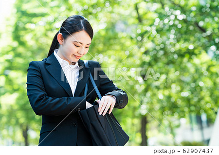 女性 ビジネス ビジネスウーマン 就職活動 新入社員 若い女性 若い 女性 ビジネス ビジネスウーマン 就職活動 新入社員 若い女性 若い 62907437