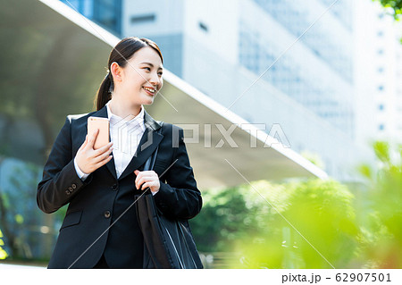 女性 ビジネス ビジネスウーマン 就職活動 新入社員 若い女性 若い 女性 ビジネス ビジネスウーマン 就職活動 新入社員 若い女性 若い 62907501