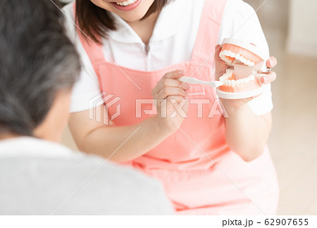 女性　シニア　歯磨き指導　 62907655