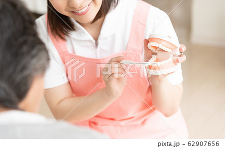 女性　シニア　歯磨き指導　 62907656