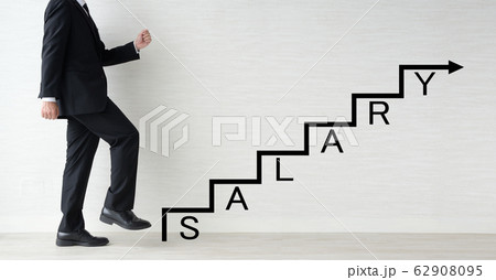 ビジネスマンと給料アップイメージ ビジネスマンと給料アップイメージ 62908095