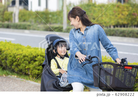 自転車に乗る親子 62908222