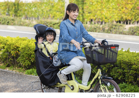 自転車に乗る親子 62908225