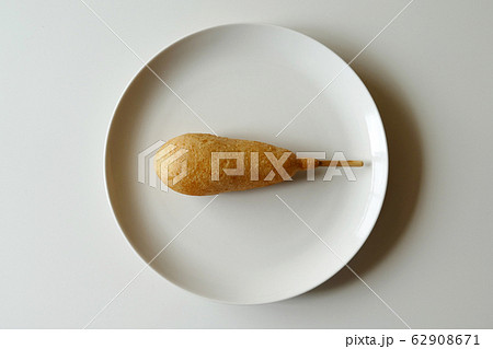 白い皿にのったアメリカンドッグ（ケチャップ、マスタードなし） 62908671