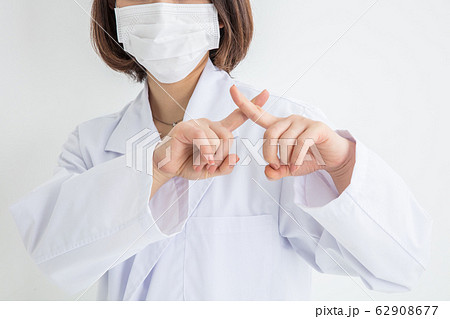 白背景　女性　医者　マスクをしている　マスク予防　mask 不正解　案内  62908677