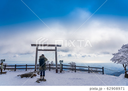 三重県　冬の御在所山頂　樹氷の山頂　写真を撮る女性 62908971