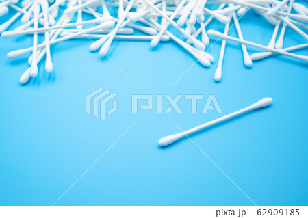 綿棒　青背景 62909185