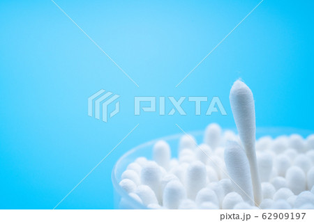 綿棒　青背景 62909197