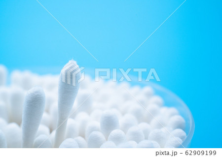 綿棒　青背景 62909199