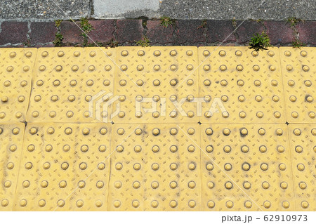 日本の道に敷設された点字ブロックの写真素材