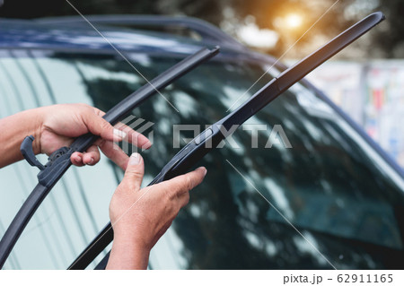 Mechanic replace windshield wipers on car window.の写真素材 [62911165] - PIXTA