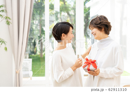 母の日 親子 プレゼント 母娘 ファミリーイメージ 62911310
