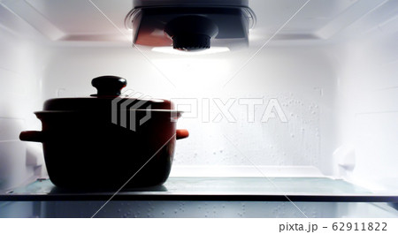 Saucepan into refrigerator 62911822