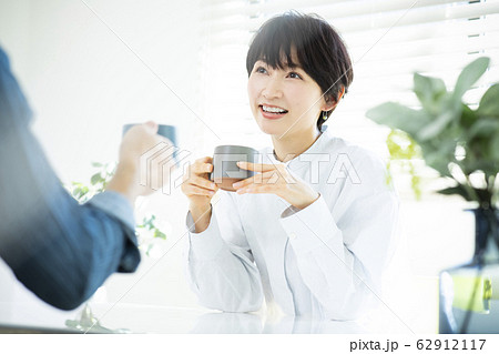 女子会　コーヒー　マグカップ　コーヒーブレイク 62912117
