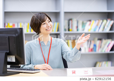 図書館司書 女性 図書館司書 女性 62912156