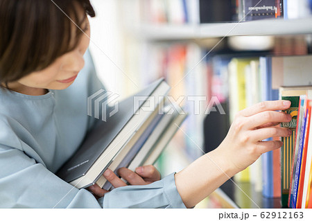女性 図書館 女性 図書館 62912163