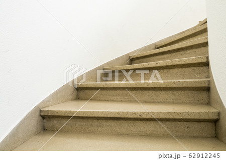 staircase in an building 62912245