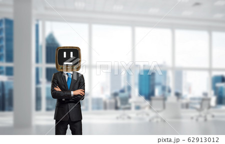 Businessman with old TV instead of head. 62913012