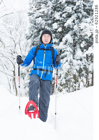スノーシューを楽しむ男性 62921286