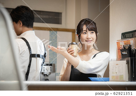 カフェ 店員 スタッフ カフェ 店員 スタッフ 62921351